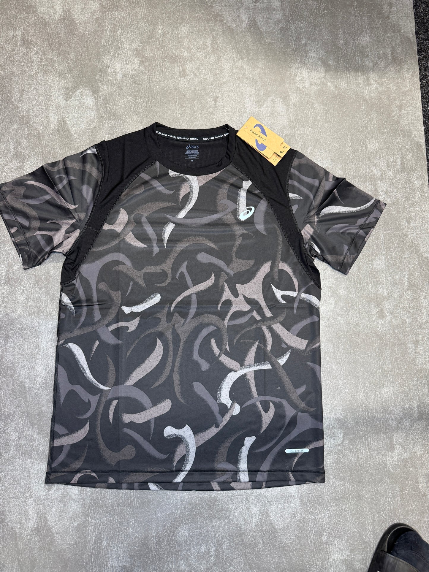 ASICS road all over print top performance black